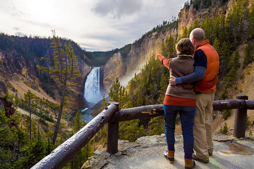 Pohled na Grand Canyon of Yellowstone z mnoha vyhlídek