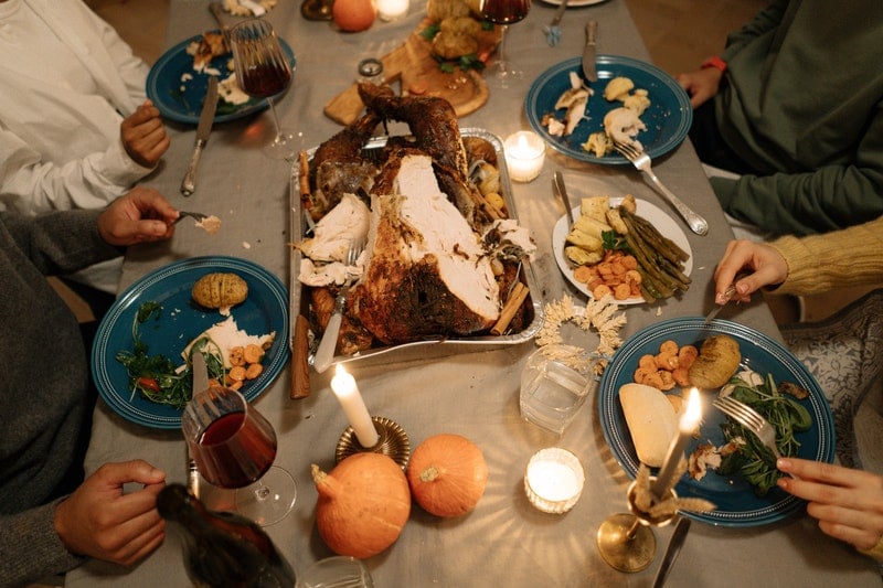 Rodina u společné večeře při dnu díkůvzdání - Thanksgiving Day