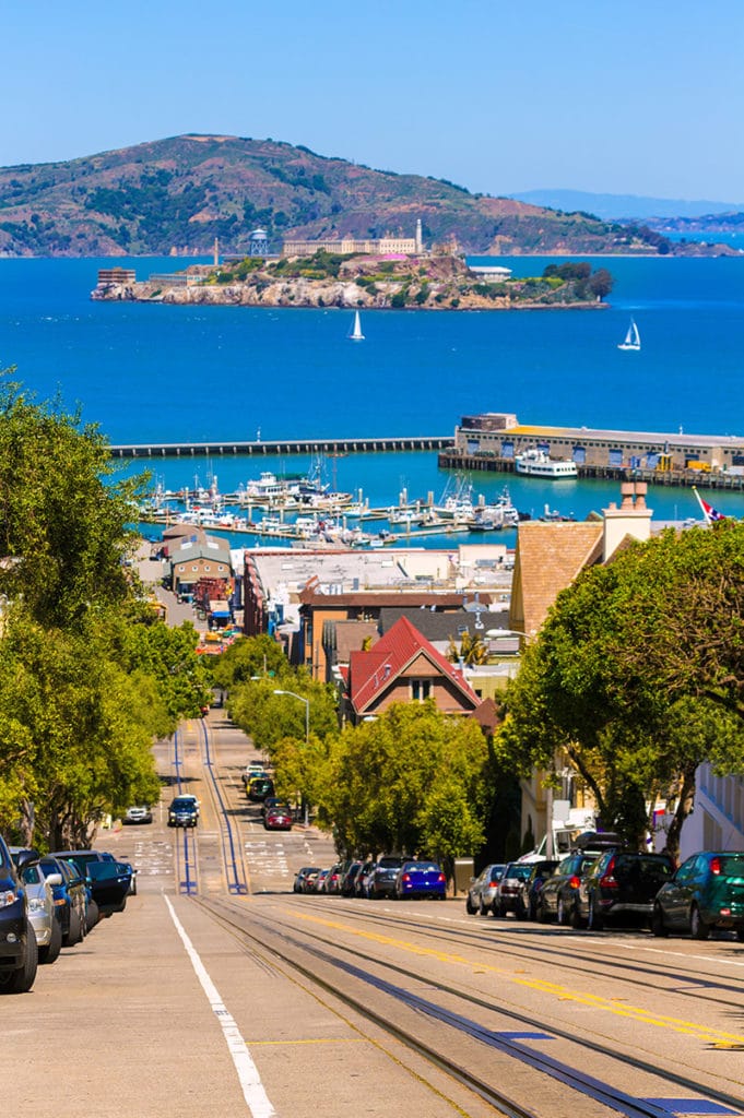 Pohled na Alcatraz z kopců San Francisca