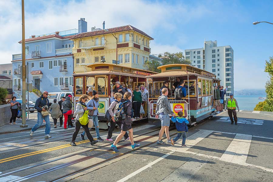 zastávka tramvaje přímo u nejklikatější silnice Lombard Street
