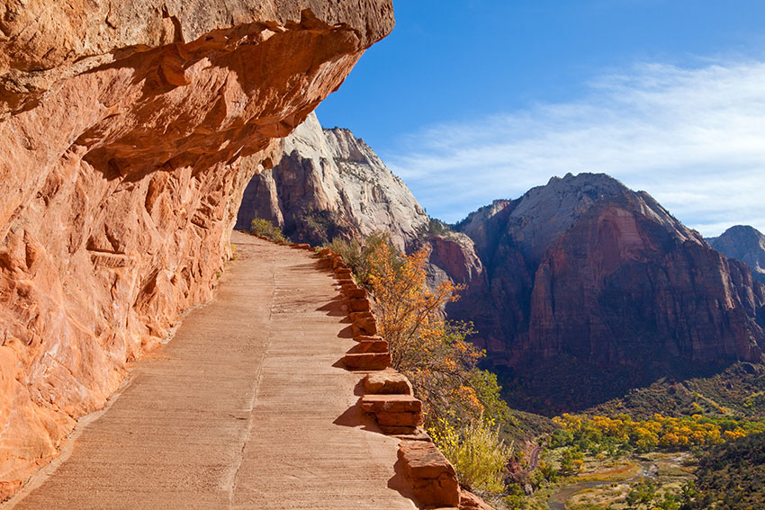 Zpěvněná cesta na Angels Landing