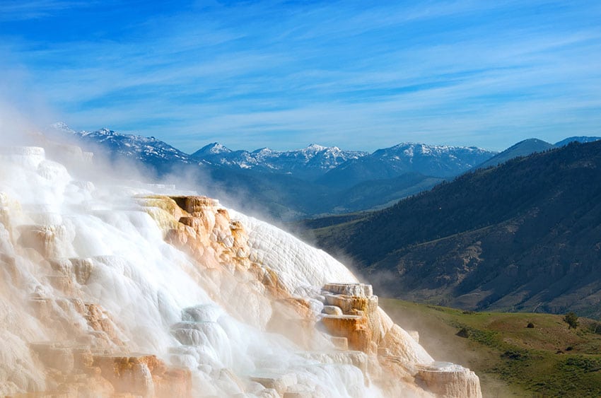 Mammoth Hot Springs v Yellowstonu