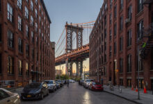 Čtvrť Dumbo v New Yorku. Pohled z Washington Street na Manhattan Bridge a Empire State Building