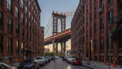 Čtvrť Dumbo v New Yorku. Pohled z Washington Street na Manhattan Bridge a Empire State Building