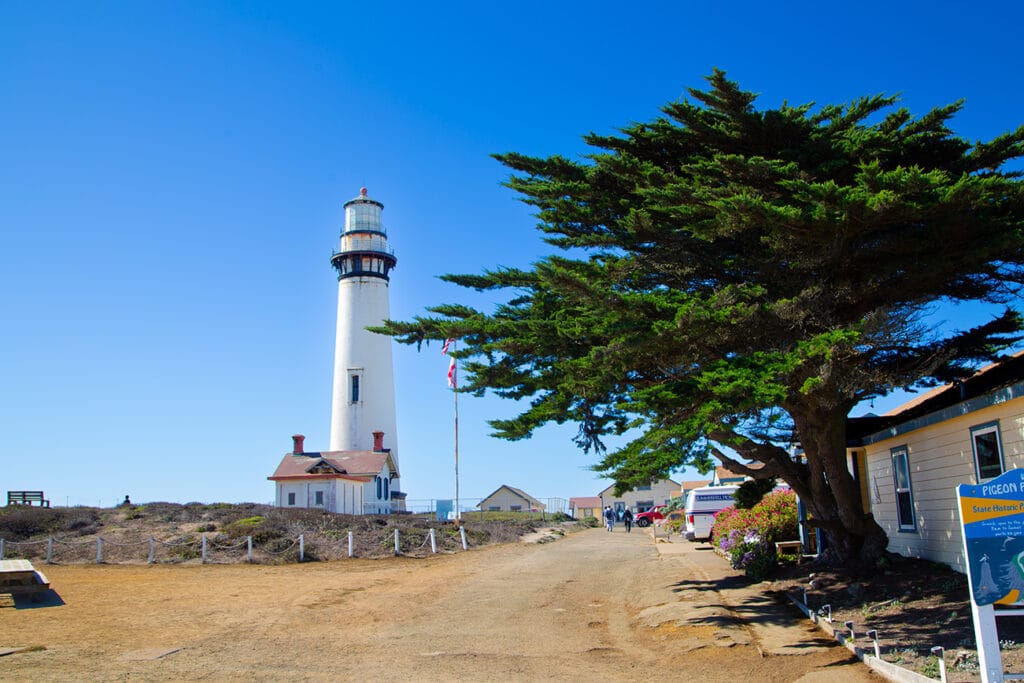 Příjezd k Pigeon Point Lighthouse ze silnice Pacific Ocean 1