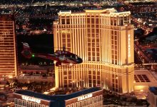 Let vrtulníkem nad večerním Las Vegas