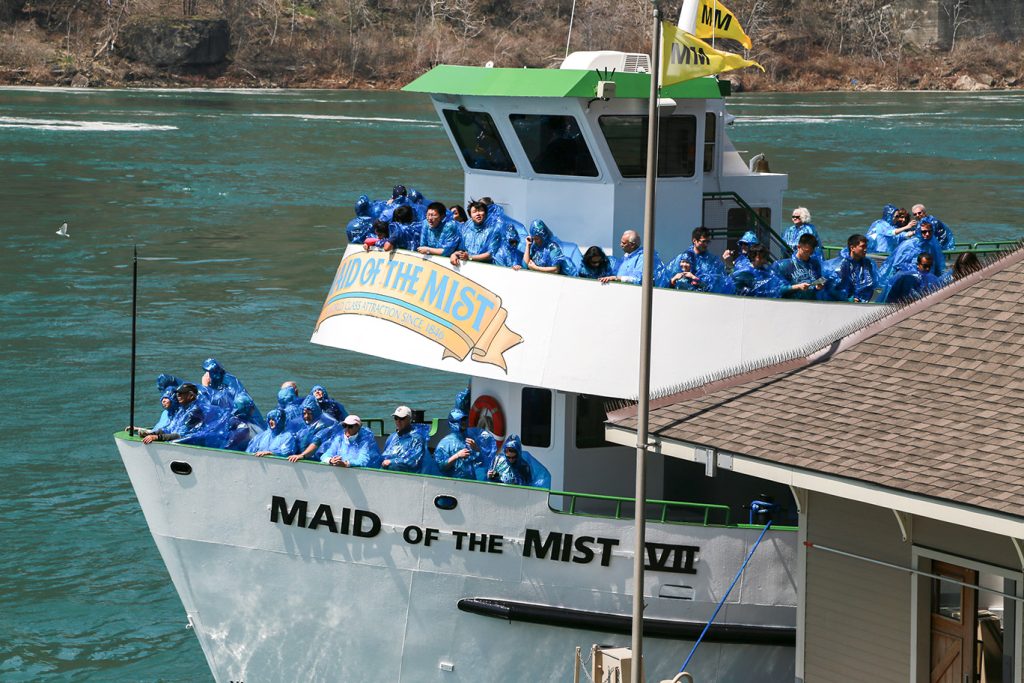 Turisté na lodi k Niagárským vodopádům