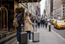 Ubytování v New Yorku - turisté před hotelem