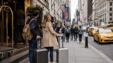 Ubytování v New Yorku - turisté před hotelem